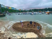Children delight crowds with ‘Harbour Island’ construction!