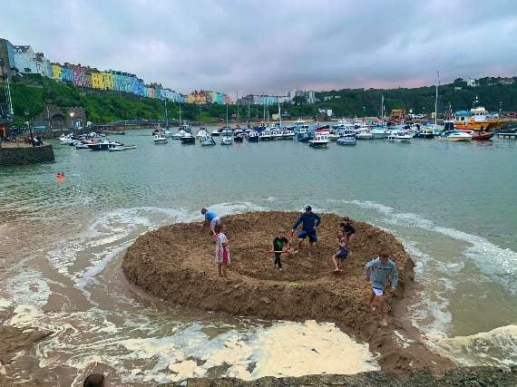 Children delight crowds with ‘Harbour Island’ construction!