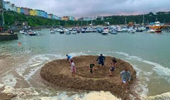 Children delight crowds with ‘Harbour Island’ construction!