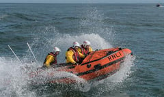 Teenagers in dinghy difficulty rescued off Castle Hill