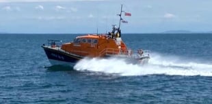 Lifeboat crew aids injured fishing crew member
