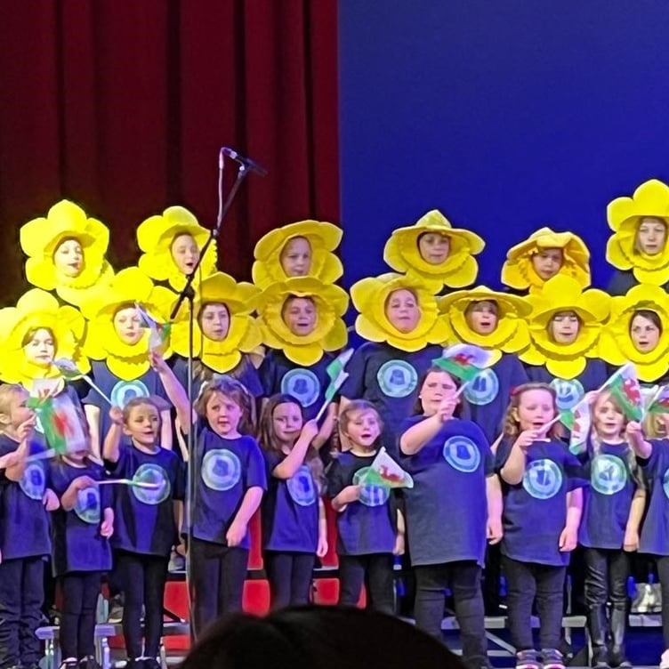 Coastlands CP pupils as daffodils