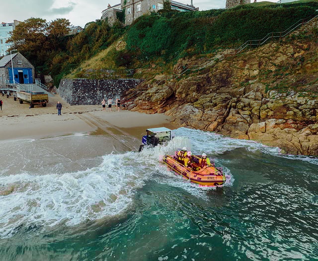 Tenby Townswomen’s Guild mark RNLI anniversary with fundraiser Nicole