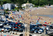 August hot weather brings crowds to the Saundersfoot beach
