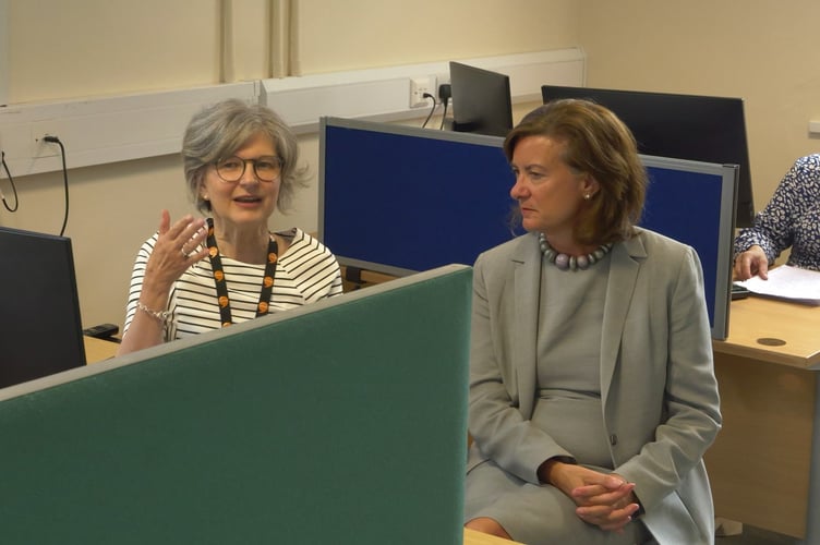 Health Minister Eluned Morgan meets a call handler from the Hywel Dda Health Board Waiting List Support Service.