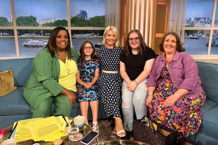 Alison Hammond, Nyfain, Holly Willoughby, Lowis and mum, Kelly on the This Morning sofa Alison Hammond, Nyfain, Holly Willoughby, Lowis and mum, Kelly on the This Morning sofa