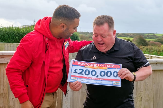 LOTTERY JOY: Alan couldnÕt believe his eyes when he glimpsed £200K cheque