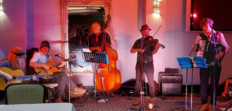 Swingin Nettles at the Plas, Narberth