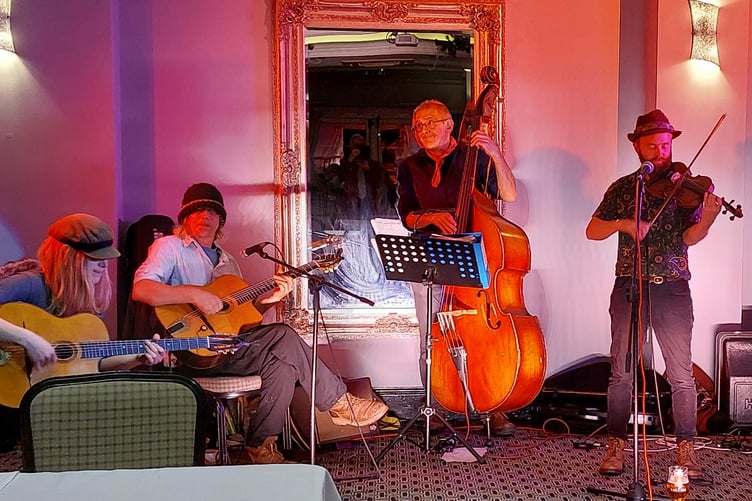 Swingin Nettles at the Plas, Narberth