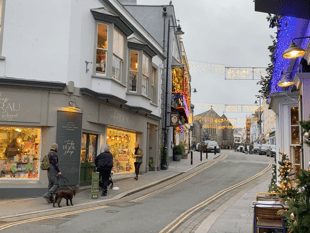 WATCH: A walk around Tenby at Christmas time