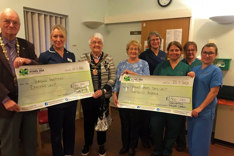 Wyn Thomas, Mayor of Carmarthen Councillor; Sylvia Perkins, Mayoress ,Carole Jone, Mayors Charity Treasurer and staff from Glangwili Hospital.