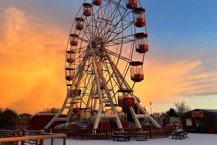 Snowy sunrise over Folly Farm’s Big Wheel