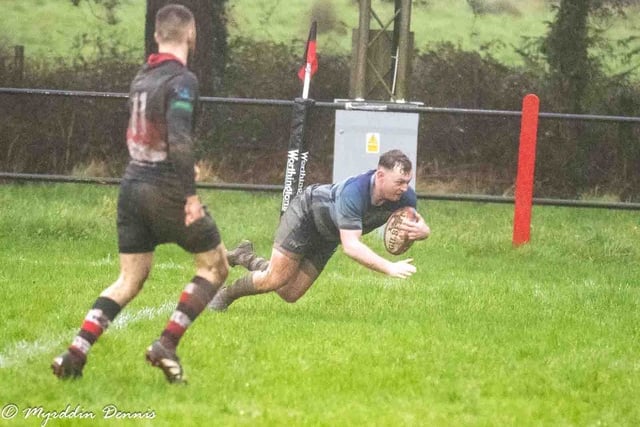 Wing Dean James scoring the winning try for the Otters.