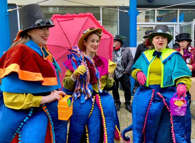 Tenby Steampunk Festival got the holiday season underway as fans of the weird, wacky and wonderful descended into Tenby for a fantastic parade through the cobbled streets.