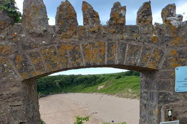 Archway to Barafundle beach