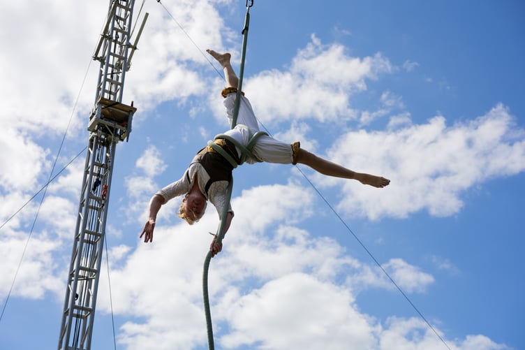 Performed under the open sky on an aerial rig and surrounded by symbolic elements of earth and water, Swyn invites audiences to connect with their heritage and the natural world in a profound and poetic way.