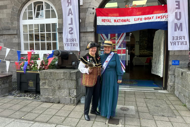 Town Crier Rose Blackburn supported the ‘One Crew’ effort.