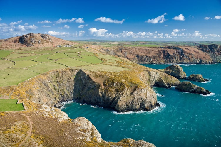 Garn Fawr, Porth Maenmelyn & Pwll Deri
Aerial
Pembrokeshire
Coast
South
Towns & Villages