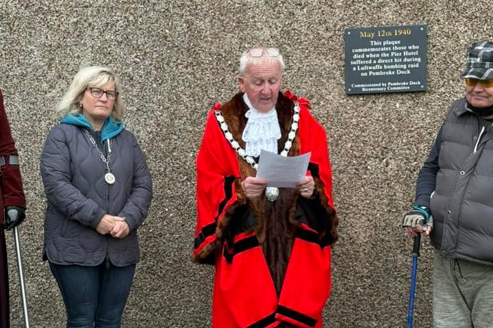 The new Pembroke Dock Mayor Cllr Tony Wilcox and Deputy Mayor Cllr Tracy George at the unveiling of the Pier Hotel commemorative plaque